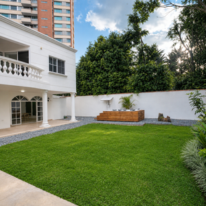 Casa de Lujo en El Poblado, Frente al CC El Tesoro